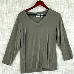 Chico's Traveler Collection Beautiful Olive Green Color 3/4 Sleeve v-neck shirt